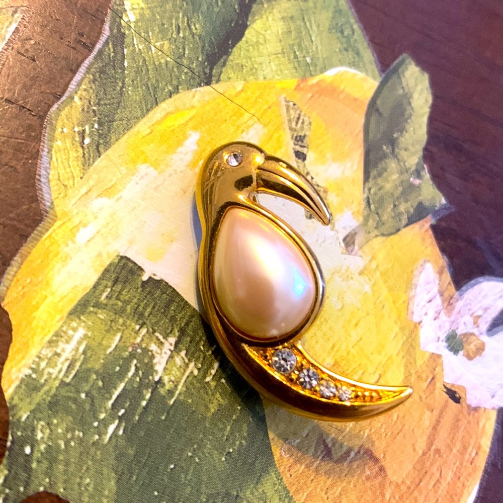 Vintage Monet Toucan pearl jellybelly pin Brooch with rhinestones